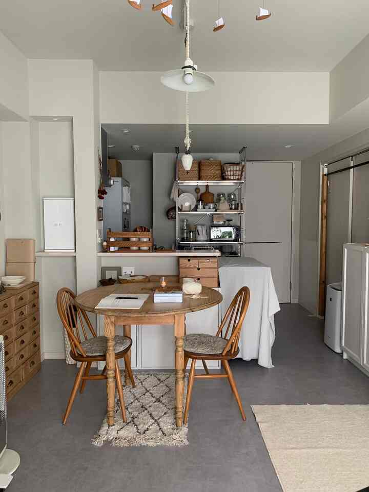 少し前のキッチンとダイニング。
もう少し広いところに住みたいな〜！

#無印良品 #ステンレスラック #muji
#diy #ダイニングテーブル #キッチン
#狭い家 #インテリア #インテリア雑貨
#アンティーク #無機質 #ナチュラル
#アンティーク #アンティーク家具
#ラグ #丁寧な暮らし #キッチン棚