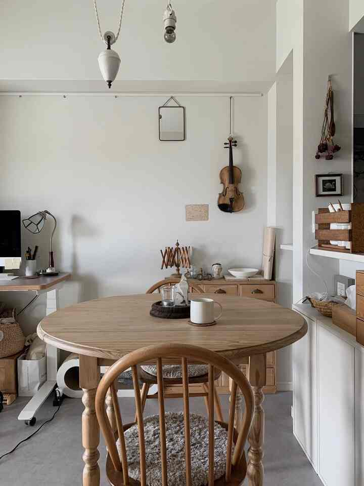 ナチュラルな木目調のダイニングルーム、円形のテーブルと椅子が配置されたシンプルで清潔感のあるインテリア