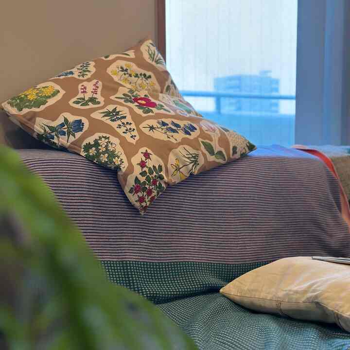 Bantal Rokkatei adalah wajah rumah kami.

Ternyata bantal ini juga tersedia untuk dibeli secara online.

#renovasi
#ruangstudio
#Rokkatei