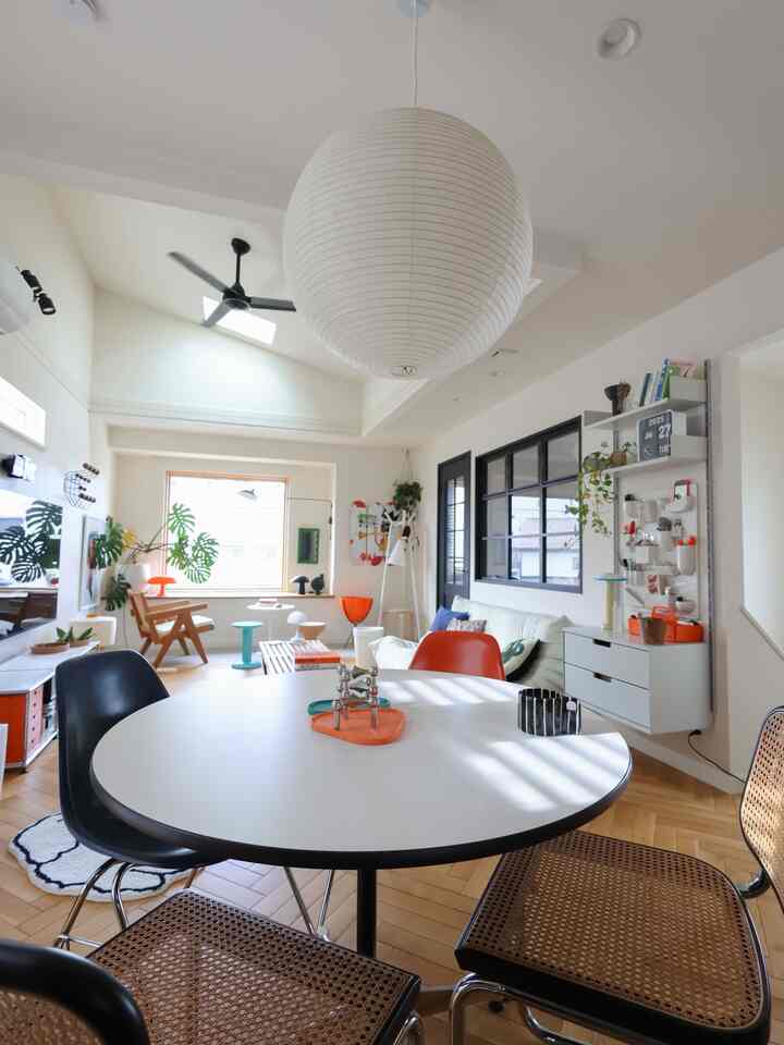 良い光が入ってくる時期になってきました👏🏻✨

日差しもインテリアのひとつ！

物件探しの際は日の入りもみるも良いですよね！ #イームズ#韓国#ミッドセンチュリー