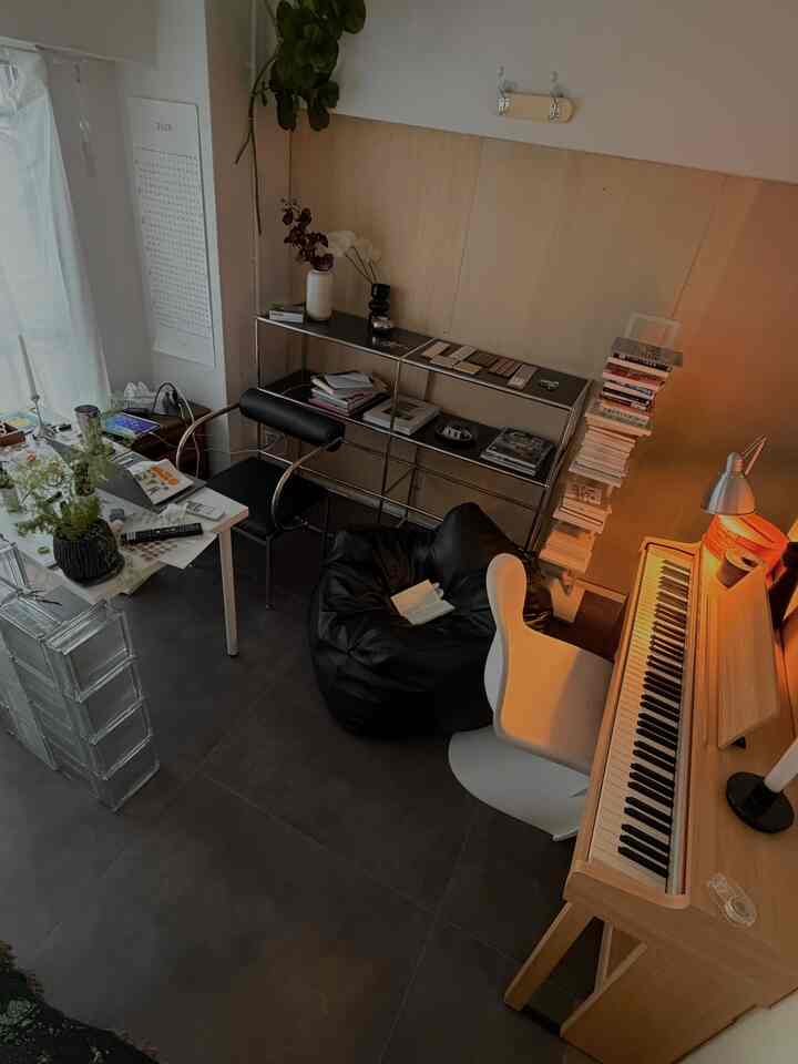 Ruangan ini menjadi tempat yang dipenuhi dengan pekerjaan dan hobi!

#Meja
#Piano
#RakBuku
#RuangHobi
#2026OhouseNewLife
