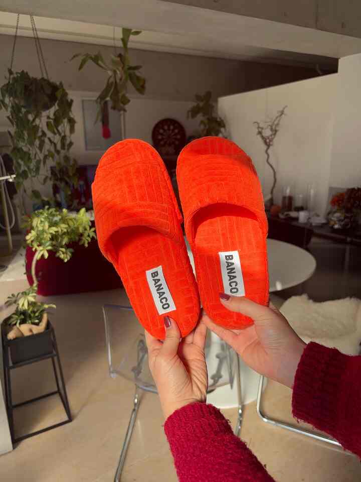 Jika kalian tinggal bersama, bagaimana kalau sandal rumah yang serasi? 🛋️

Sandal rumah yang berwarna-warni dan lucu.
Dia punya yang hijau, dan aku akan beli yang oranye. 🍊🌿
Sandal ini berkualitas bagus dan aku menyukainya. 🌷
Kami membelinya dari Ohouse. 👀

#SandalRumah #スリッパ #購入品紹介 #インテリア #IKEA