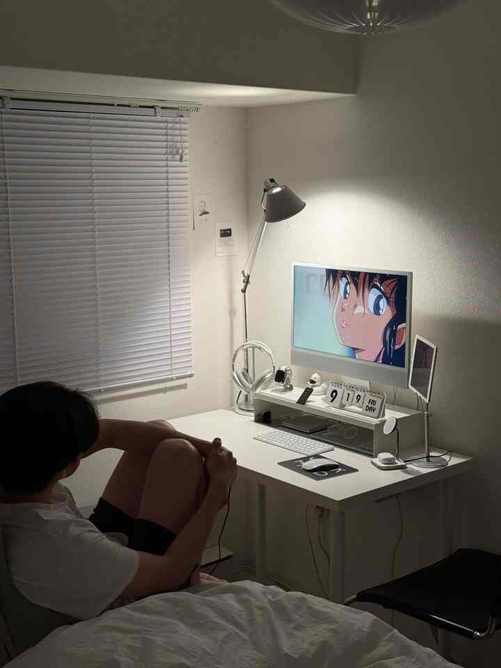 Ohouseで購入したrarerawのモニタースタンド🖥️

スペースの限りあるデスクの上で、収納力を上げるだけでなく、高さも出て目線が自然に上にはなるので、姿勢の改善にもなる優れもの。

rarerawのモニタースタンドは丈夫でカラバリも豊富なので、新生活でリモートワークする人には特に推したい🕊️

#2026Ohouse新生活 #モニタースタンド