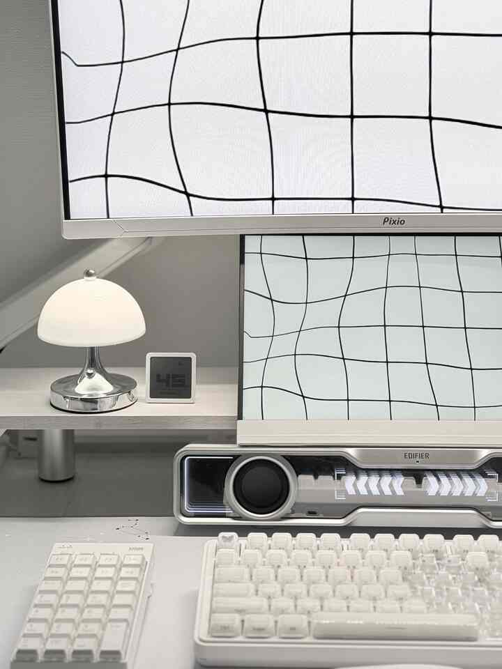 新しい湿温度計を買いました♡
minimalで無駄がないデザインとっても好き！

#desksetup #roomsetup #Whiteroom #gadget #ワークスペース #HOMEOffice