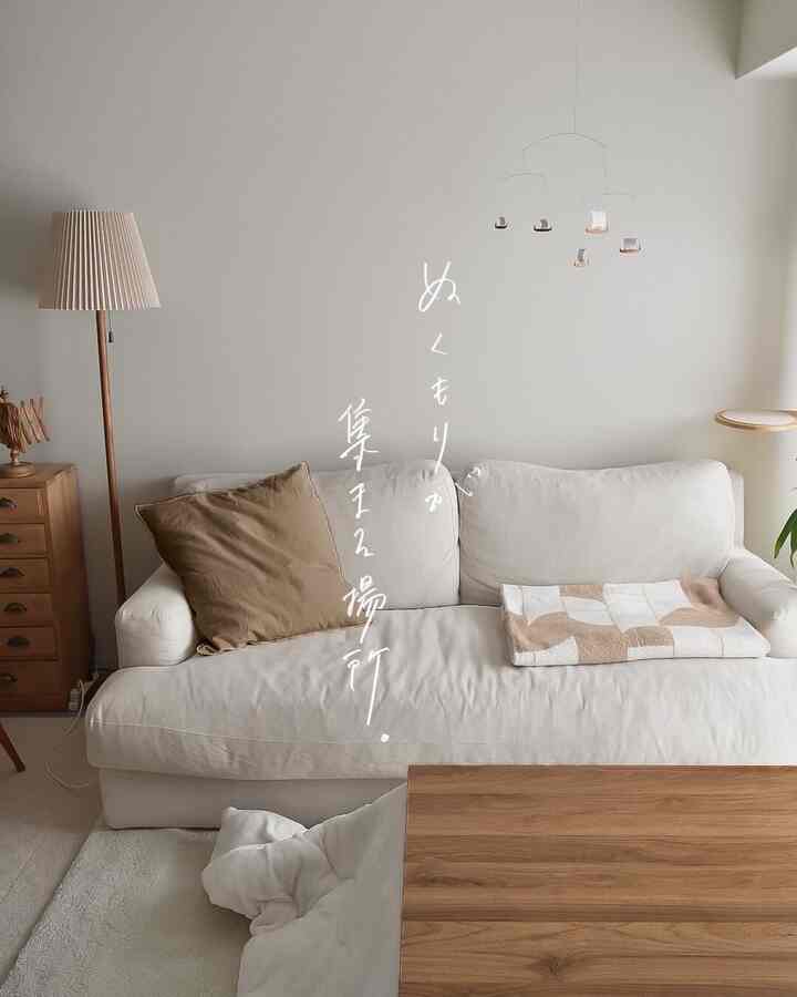 Rumahku berwarna putih dan cokelat, tetapi
dengan datangnya musim semi, aku ingin menambahkan beberapa warna.

#selimut #こたつ #ソファ
#ruang sewa #アンティーク #ローテーブル
#apartemen #インテリア #北欧
#ruang tamu sewa #賃貸暮らし #ラグ
#linen #ヴィンテージ #ランプ