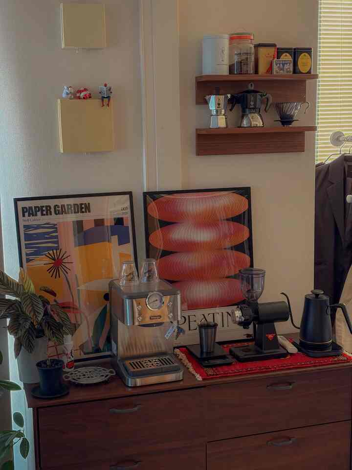 デロンギを迎えました🫶💗

EM-450J-M クラッシック
エスプレッソ・カプチーノメーカー
⁡
上質感のあるメタリックな素材で
インテリアとしてカフェコーナーを彩る
真ん中の圧力計はひとことで、
かっこいい!!（語彙力）
もう、、、ロマンを感じます🥺💗
⁡
これからたくさん淹れて、
自分好みを探求するぞ~😎✨

#カフェコーナー
#コーヒーコーナー
#おうちカフェ
#エスプレッソマシン
#コーヒーマシン
#コーヒー
#Coffee