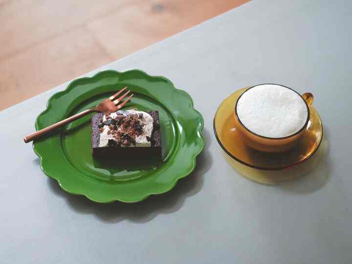 カッパーとグリーンのお気に入りカラーの組み合わせでコーヒータイム🌱🍁

ダルトンのフォーク、適度な重みがあって小さいのに持ちやすい🍴

#ダイニングテーブル #コーヒータイム #うつわ