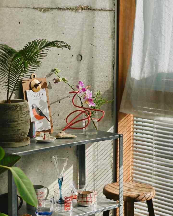 お花大好きなので、部屋に生花がある日はより気持ちがウキウキになる
春は花粉が辛いけど、チューリップとか桜大好きなので楽しみ🌷

気づいたら２月も２周目で、まだまだ寒いけど、あっという間に春が来るんだろうな、

新しく新調したお財布と、知り合いが作ってくれたコースターと、別の知り合いが作ってくれた真鍮カトラリーたち
皆んな可愛い ☺︎ ☺︎

#リビング #インテリア #インテリア小物 #部屋作り #部屋インテリア #IKEA棚 #ディスプレイ #古家具 #アンティーク #インテリア家具 #インテリア小物 #グラス #コースター #食器 #カトラリー #床タイル 