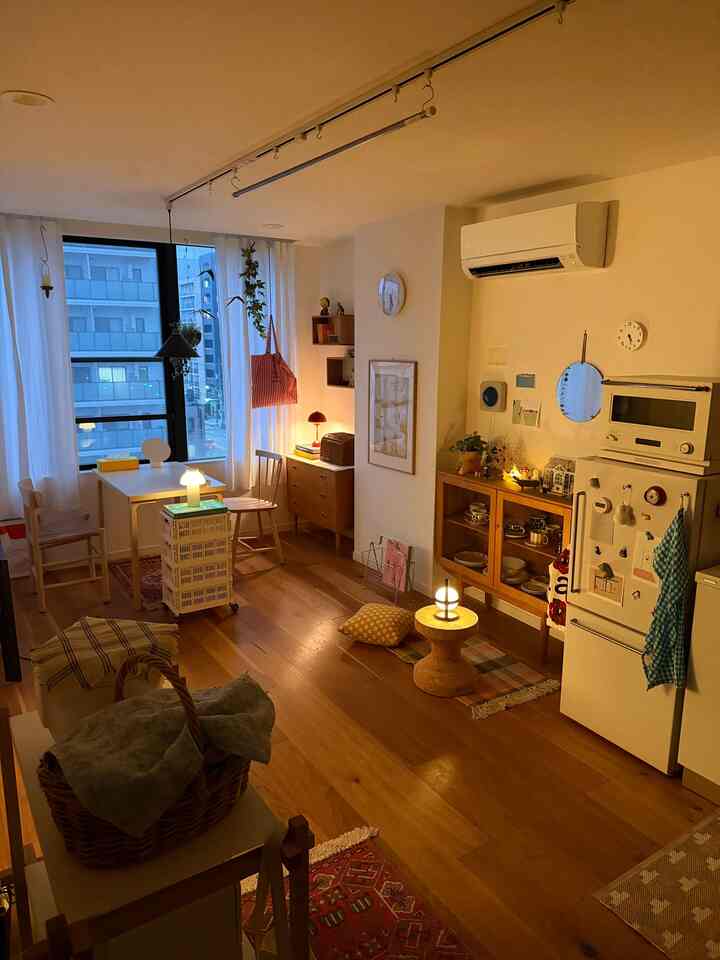 間接照明で雰囲気づくり

夜のお部屋をおしゃれな雰囲気にしたい場合は、間接照明を使って多灯分散させることをおすすめします💡

#間接照明 #多灯分散 #ポータブルランプ #インテリア #暮らしを楽しむ