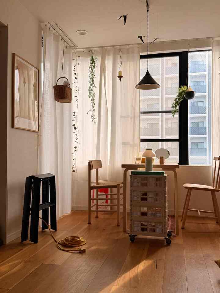 ナチュラルな木目調とホワイトカーテンが調和した居心地の良い二人用ダイニング空間