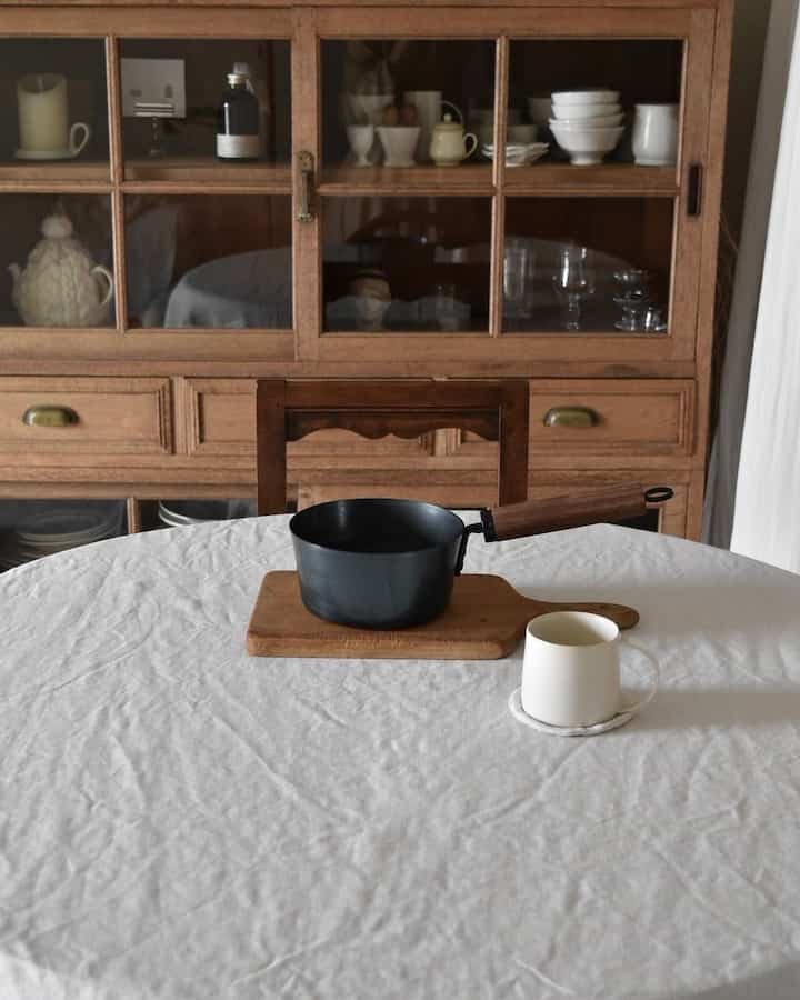 Panci besi cor baruku.

Mudah digunakan, lucu, dan favoritku.

#Dapur #キッチングッズ #白湯
#MejaMakan #テーブルコーデ
#TaplakMeja #丸テーブル #食器棚
#PanciKatering #キッチン #賃貸