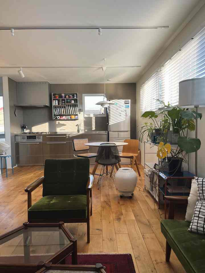 木目調とグリーンが映えるリビング・ダイニング空間、ミッドセンチュリーモダンとジャパンディが調和した落ち着いた雰囲気のインテリア