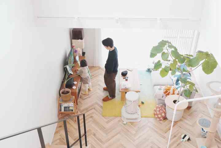 マイホームに引っ越して1週間
1階だけはなんとか片付けました😮‍💨
吹き抜けにしてよかった！
#マイホーム #家づくり #ヘリンボーン #吹き抜けリビング #カラフルなインテリア #cozyhome #観葉植物