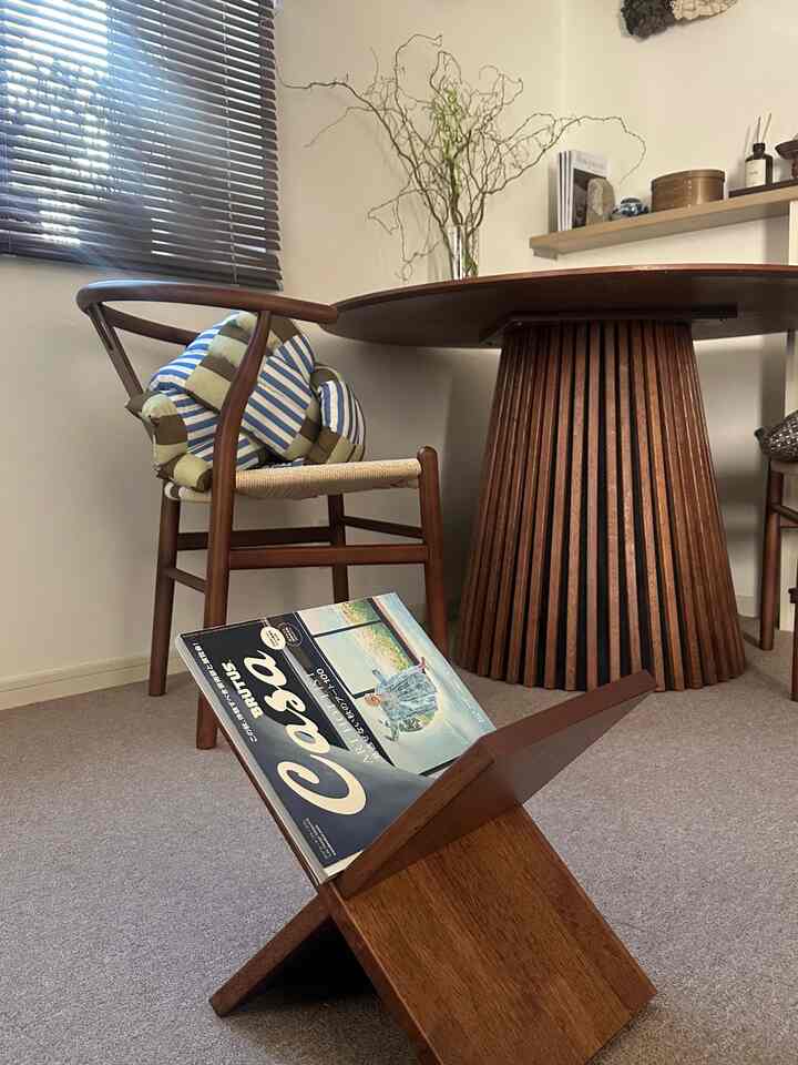 ナチュラルカラーと木目調が調和したダイニング、木製の丸テーブルと椅子が居心地の良い雰囲気を演出するインテリア