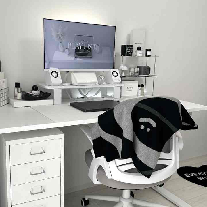 My latest desk 🖤🤍🩶🎧

#Desk #IKEA #IKEA家具 #ブランケット #机 #チェア #モニター #白系 #モダン