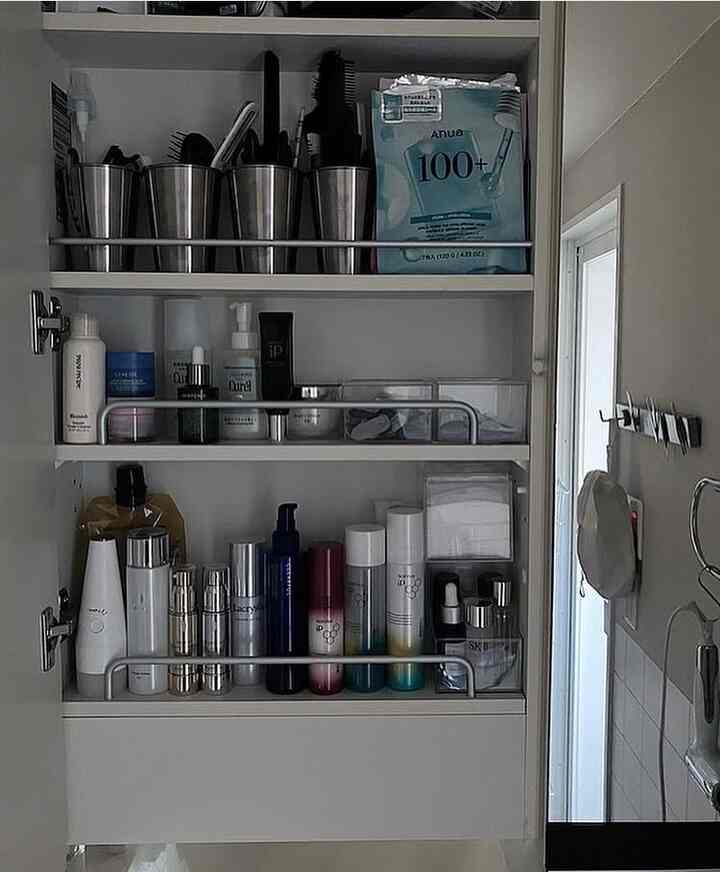 Koleksi makeup saya semakin banyak, jadi saya ingin membuatnya lebih mudah digunakan. Saya menggunakan wadah Seria dan kait perekat agar wadah tersebut lebih mudah terlihat.
Mudah dibuka dan ditutup, dan jika Anda menggunakan wadah yang sama untuk lensa kontak, Anda dapat dengan mudah mengaksesnya hanya dengan satu gerakan, sangat cocok untuk pagi hari yang sibuk.

#KamarMandi #洗面所収納 #100均 #ストレスフリー #プチプラ #プチプラ収納 #韓国コスメ