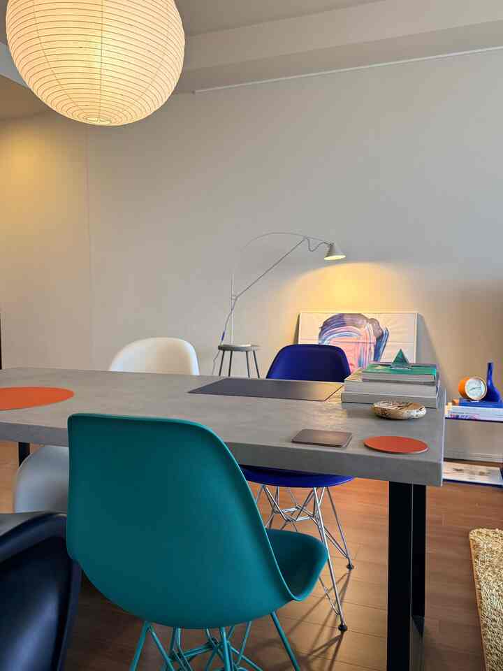 コンクリ家具のダイニングテーブルに、色と光のアクセント。

#ダイニングテーブル #ミニマルインテリア #コンクリートインテリア #カラーチェア #北欧インテリア #モダンインテリア #interiorinspo #minimalhome #moderninterior
