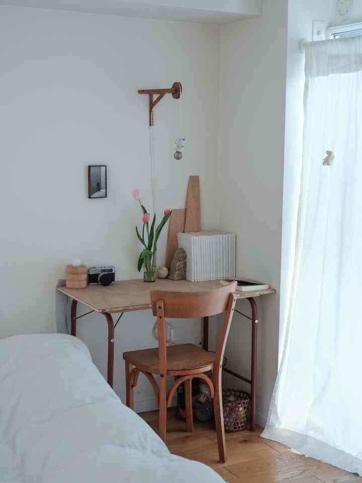 Bedside table. Decorated with tulips.

#AoNishimura #書斎スペース