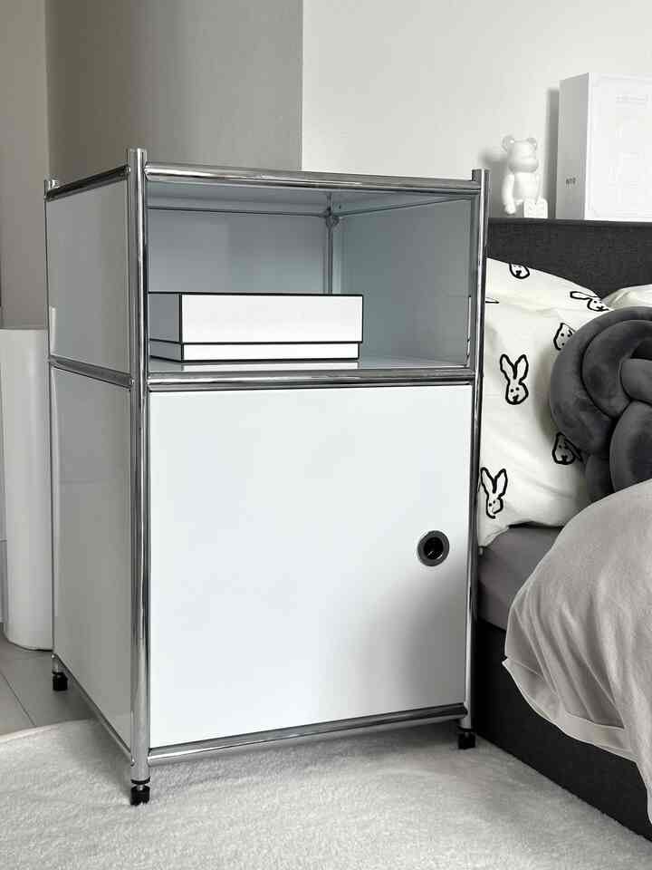 Lemari di samping tempat tidur 🤍

Saya menyimpan semua barang yang saya butuhkan sebelum tidur dan barang-barang yang sering saya gunakan dalam kehidupan sehari-hari di sini 🩶🩶

Terutama:

・Produk pelembap (krim badan dan tangan, pelembap bibir)

・Dupa

・Tempat sampah

・Remote control

・Obat-obatan
dan masih banyak lagi 🤭🫶🏻

Sangat praktis karena magnet menempel padanya 🖤

Saya juga memasang kabel pengisi daya di sampingnya 💭🩶

#lemari #ナイトテーブル #サイドテーブル #白系 #塩系インテリア #生活感 #収納 #ベッド #寝室 #Amazon #楽天