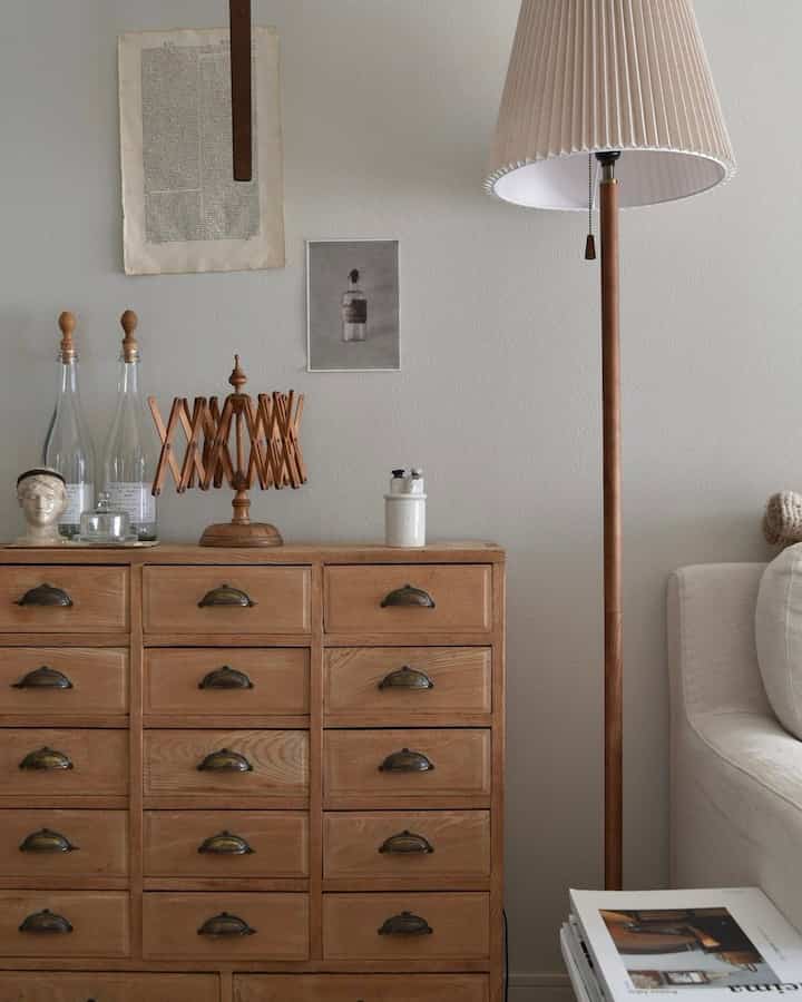 蚤の市でゲットした戦利品。

#サイドボード #サイドテーブル 
#引き出し #古家具 #古道具
#フロアランプ