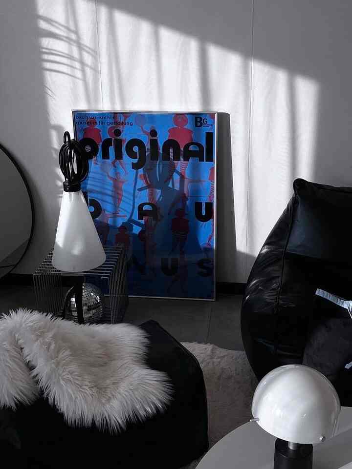 new poster
アクセントになってすごくいい✌️


#ポスター　#カラーポスター　#アクセントカラー　#リビングルーム　#無機質　#無機質インテリア　#flos #mayday #ビーズクッションソファ　#2026Ohouse新生活