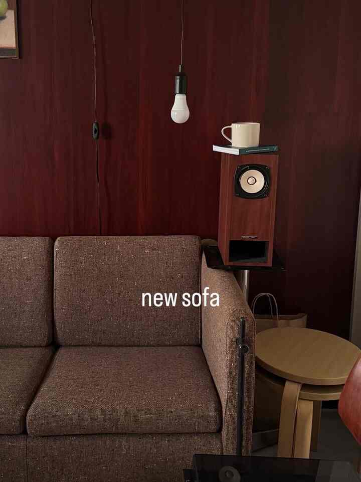 new sofa♡
ミッドセンチュリー感が増しました♡

#リビング #ソファ #ミッドセンチュリー
#living #sofa #vintage #vintagesofa