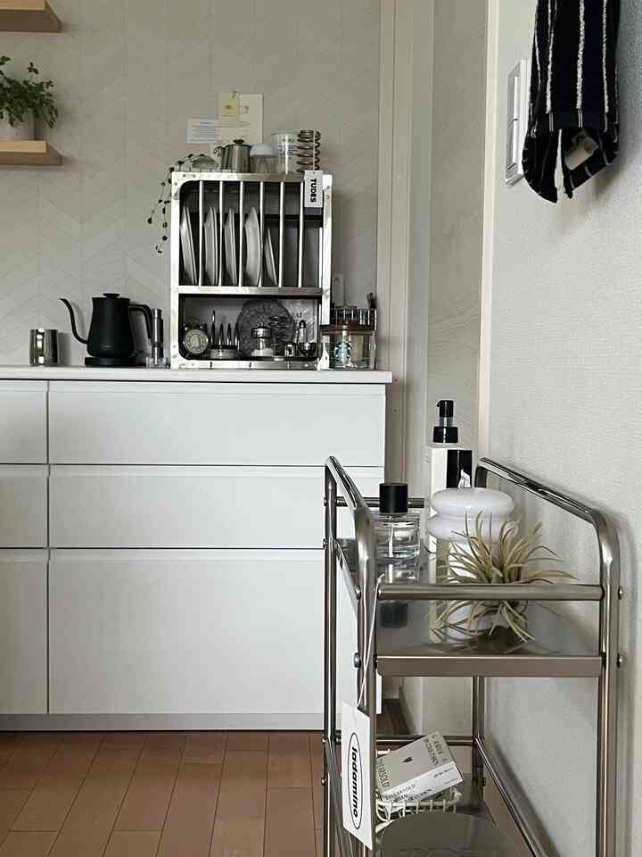 The stainless steel cart I bought from Ohouse is so cute and I love it! 🩶

#2026OhouseNewLife #ステンレスワゴン #ladamino #韓国インテリア #ステンレス #シルバー #ワゴン