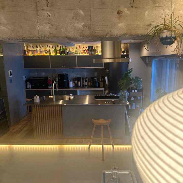 Aku benar memasang lampu di lemari minuman keras! 👍

#RuangStudio
#Renovasi
#RumahUntukPecintaAlkohol