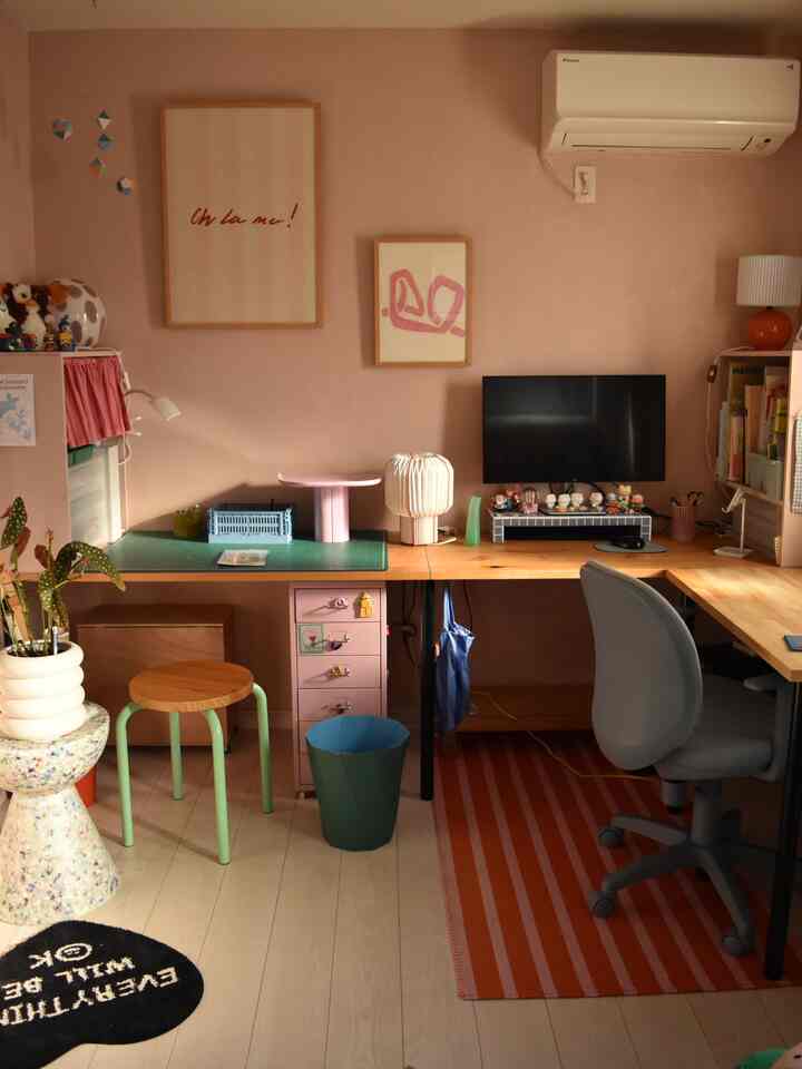 また新しい照明を買ったのですが、どこにあるでしょう？！😛購入したのはIKEAのFADOのドット。この照明個体差がかなりあるようで、店舗に見に行った時はもっと薄いピンクでサイトに近い感じだったけど、TEKLANのビジュアルでは茶色っぽかったので、どうかなと思いつつ、ネットで購入したらこの色で来てくれたので嬉しい！！貝みたいな色と柄がお気に入り。
#desk #workspacce 