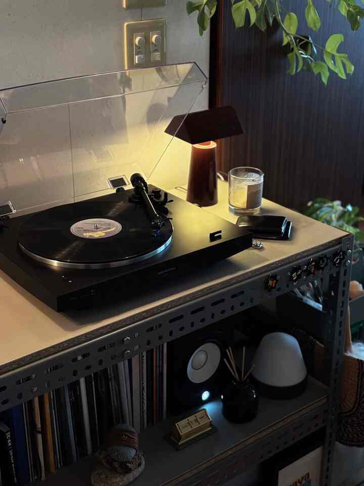 レコード流してまったり
#レコードプレーヤー #アナログレコード #ポータブルランプ 