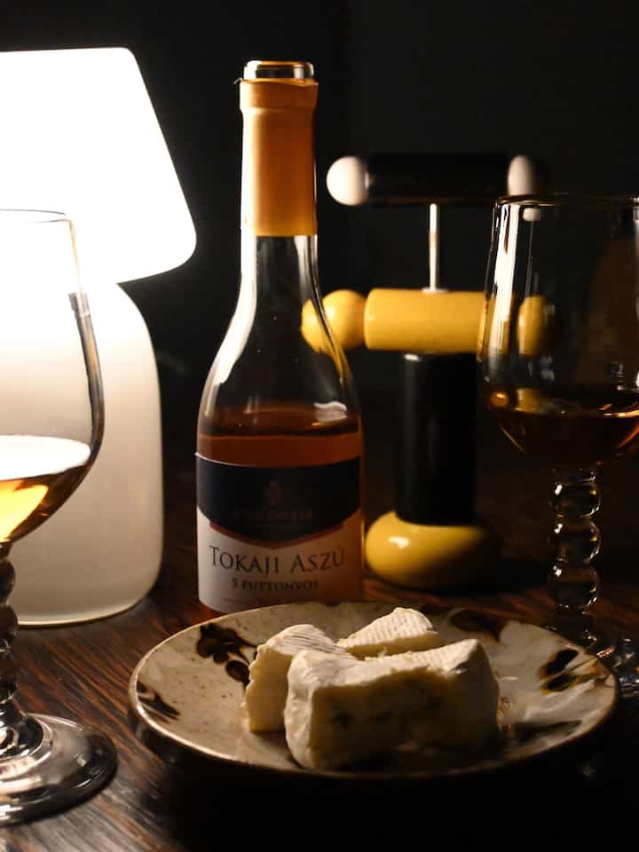 Membuka kemasan anggur jamur mulia TOKAJI ASZÚ yang saya beli saat perjalanan ke Hongaria 🇭🇺🤤
#AnggurJamurMembuihMulia #エットレソットサス #晩酌
