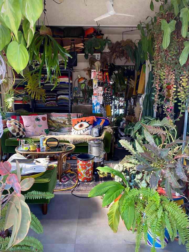 昼と夜の顔の違い、こちらでは初めての紹介。

昼景で意識しているのは、日が入る場所と影になる場所のメリハリです。採光に応じてグリーンと雑貨の比率を変えることで、自然と空間の密度の差も生まれてきます。

夜景で意識しているのは、間接照明の配置。近すぎず遠すぎず、明るすぎず暗すぎずに注意して、一つの景色の中に幾つかの光源が散らばって映り込むように配置しています◎
#リビングインテリア #多国籍インテリア #ミッドセンチュリー #昭和レトロ #グリーンインテリア #観葉植物 #ヴィンテージインテリア #ソファ #vintage #green