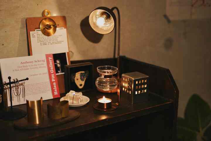 キャンドル大好きな私の夜のリラックスグッズ🌙🕯️
2枚目のクリアなキャンドルは知人が作ったものなのだけど、火をつけるとパチパチ音がしてめちゃ癒しです🧊

#部屋作り #インテリア #インテリア雑貨 #インテリア小物 #アロマディフューザー #キャンドル #間接照明 #花瓶 #ディスプレイ #ディスプレイ棚 #コンクリート打ちっ放し 