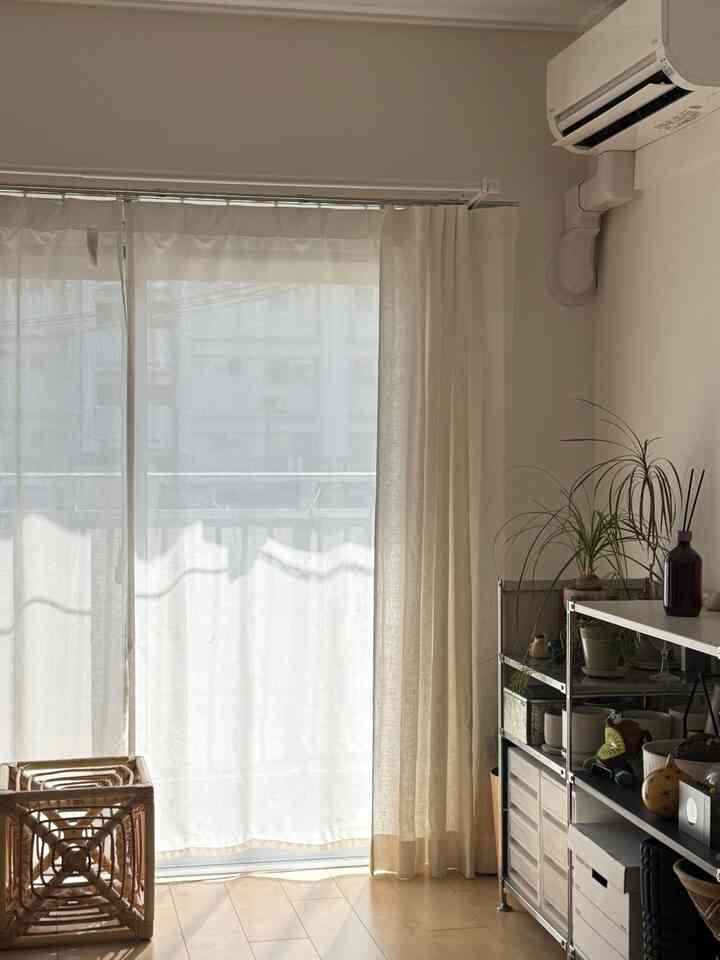 エアコン横のカーテンレールに物干し取り付けたけど、目立たなくて良い。もっと早く買えばよかった！

#室内物干し #カーテンレール #賃貸 #部屋干し #花粉対策