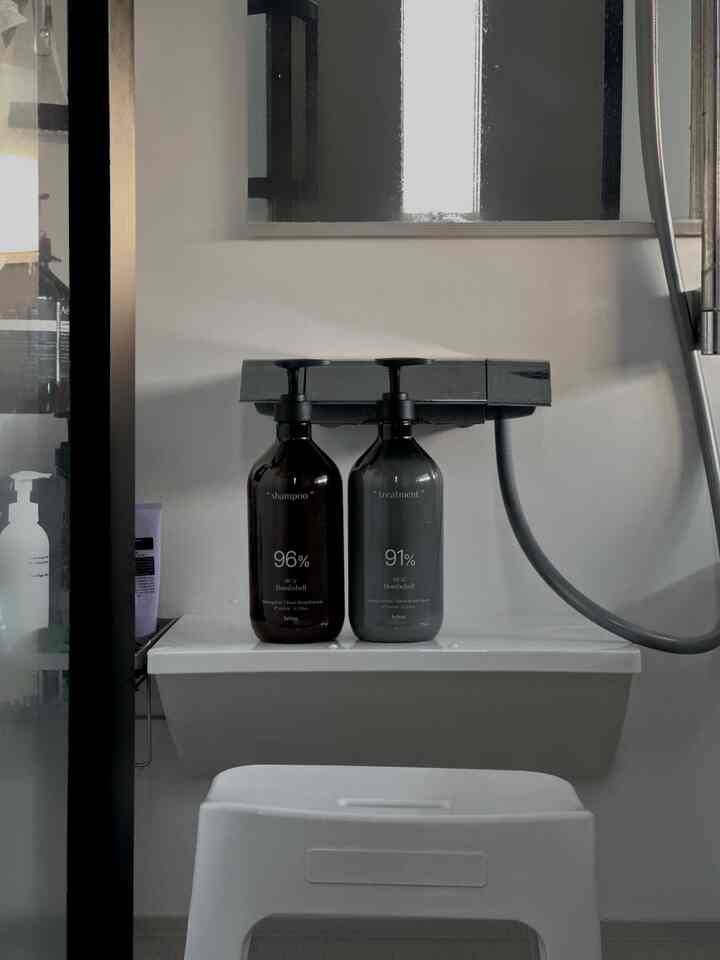 Selama sekitar lima tahun, saya hidup tanpa bangku kamar mandi karena saya benci membersihkan, tetapi akhirnya saya membelinya. Sangat menyenangkan bisa mandi sambil duduk! 🫶🏻 (Saya agak terlambat mengatakannya sekarang)
#kamar mandi
#interior kamar mandi
#kamar mandi
#kamar mandi