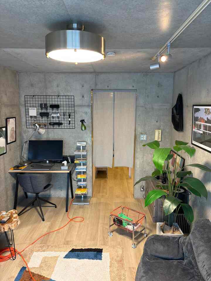 コンクリート打ちっぱなしと相性抜群のインダストリアルテイストなシーリングライトとスポットライト◎
#コンクリート打ちっぱなし #コンクリート壁 #シーリングライト #スポットライト