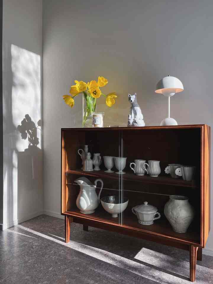 Pic 1 & 2) I'm displaying a vintage glass cabinet with a selection of white tableware and accessories I've been collecting over time.
The yellow tulips really pop against the white tableware.
Pic 3) The fresh tulips withered quickly, so I used fake ones instead.
They still look great from a distance, but they're still pretty good 😂
Pic 4) On another day, I tried decorating with dendrobiums. I love how long-lasting they are ❤️

#vintagefurniture #ヴィンテージインテリア #ヴィンテージ #ガラスキャビネット #キャビネット #器好き #食器 #アスティエドヴィラット #astierdevillatte
