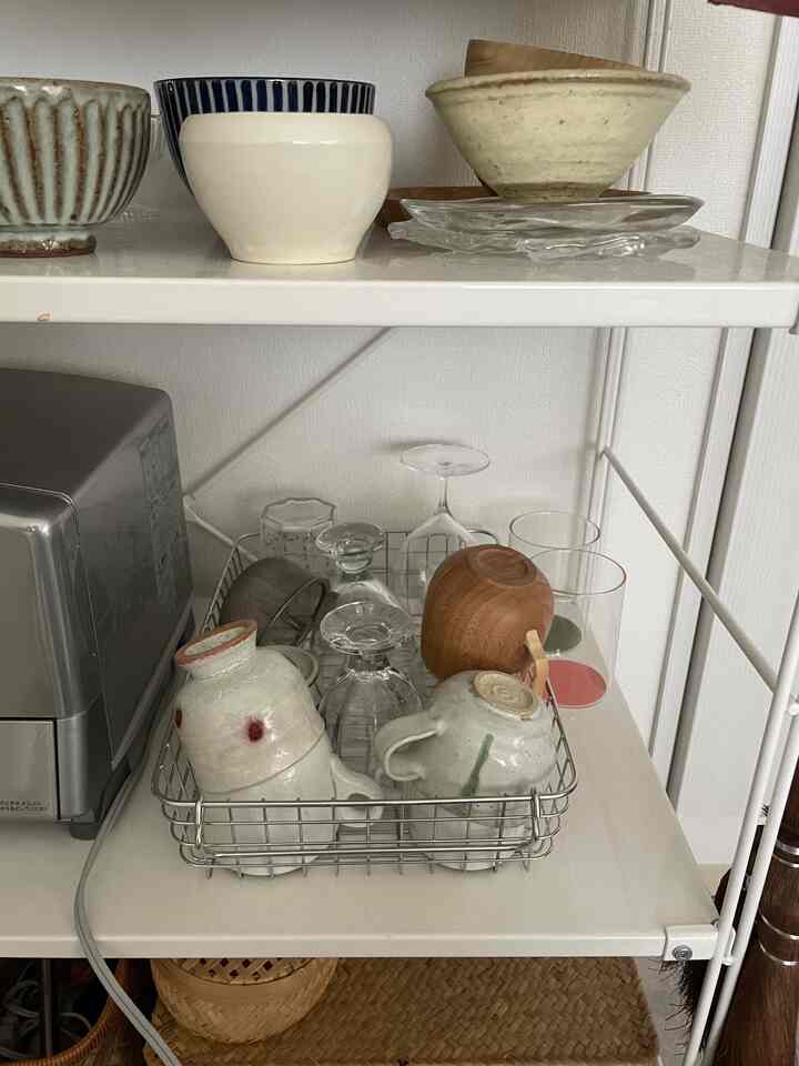 Sangat lucu menyimpan cangkir di keranjang dari MUJI ini.
#PenyimpananDapur #コップ #無印良品