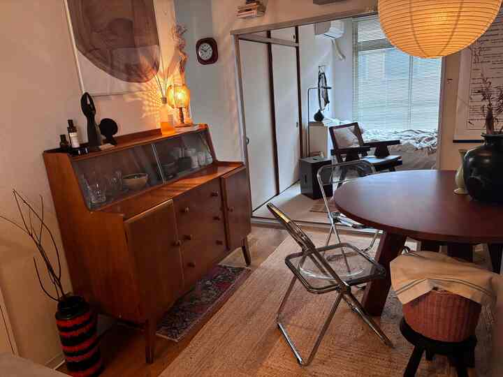 ナチュラルな木目調と透明な椅子が調和した、温かみのある二人用ダイニングルームのインテリア