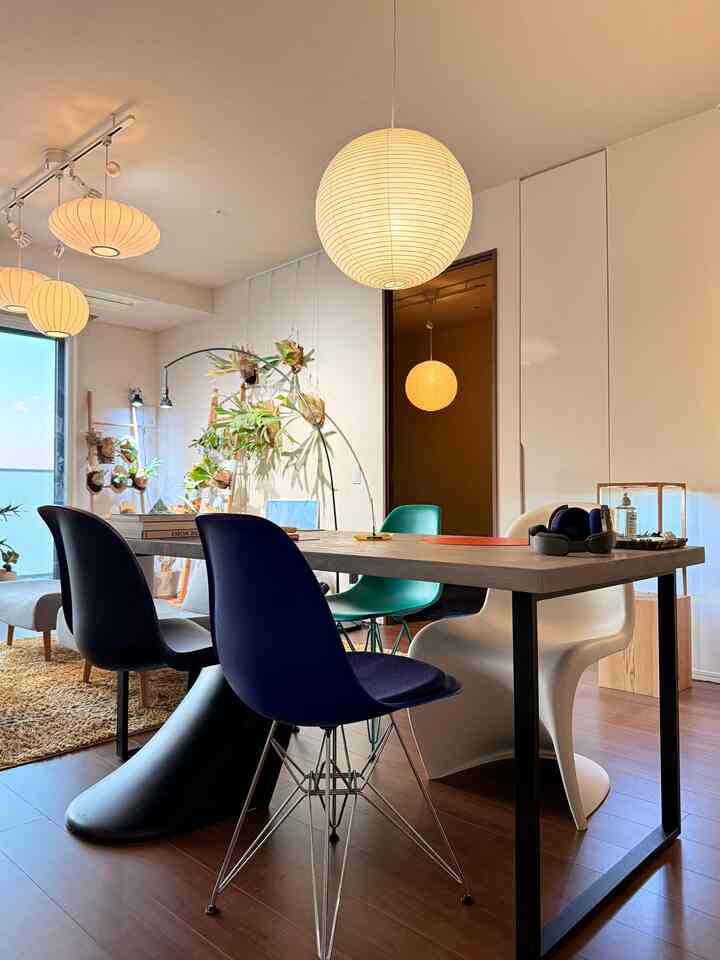 Light and color balance.
AKARIとチェアのコントラストを楽しむダイニング🫴

#ダイニングインテリア #AKARI #イサムノグチ #イームズチェア #ミッドセンチュリー #色を楽しむ暮らし 
#インテリア好きな人と繋がりたい #マンション暮らし
#照明デザイン #空間づくり