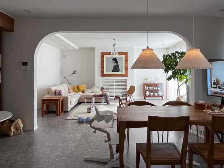 ナチュラルカラーと木目調が調和したリビングとダイニング、赤ちゃんと過ごす温かみのある空間