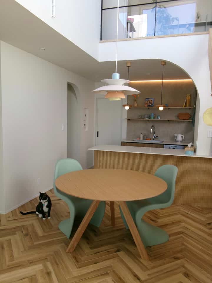 I chose the CPH20 for the dining room.
I plan to install the light lower.
#HAY #ダイニング #ダイニングテーブル #ラウンドテーブル 
#colorful interior #猫がいる暮らし #吹き抜け #アール壁