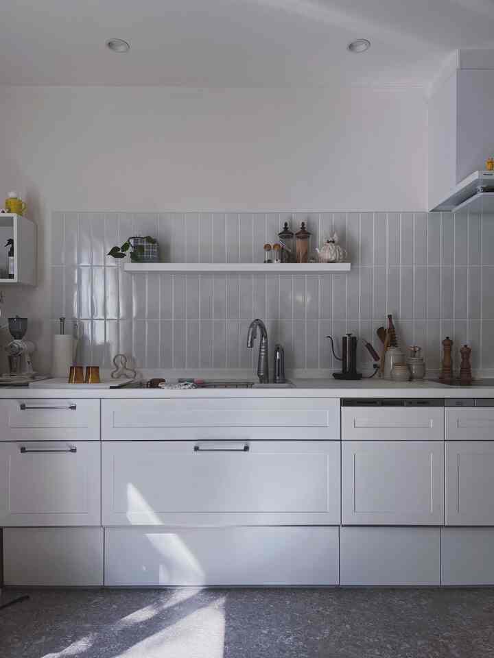 1、2)最近は息子くんの育児やなんやでキッチンはいつも墓場ですが、　この日は珍しくキッチンが片付いてた日🤳
キッチンアイテムは少しずつ集めたお気に入りのものを出してます。
3、4)デンドロビウムは長持ちするし、猫さんにも安全なので好きなお花の一つ🌸
5)先日のバレンタインはお家でケーキ。プレートはアンティークのパニエプレートで、カップは安倍太一さんのもの。

#キッチンアイテム #キッチングッズ #キッチンインテリア #キッチンツール #壁付けキッチン #キッチン用品 #台所用品 #台所収納 
