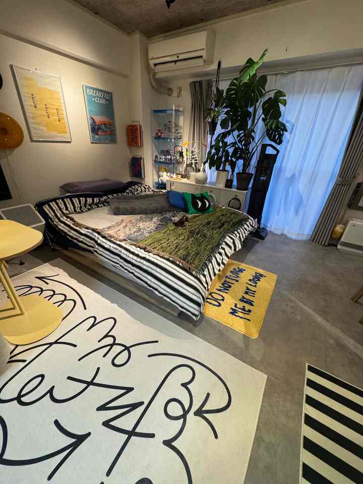 少しずつ物を減らそうと決心しました
大事な物が映えるように♡

お気に入りのラグ


#ローベット 
#ラグ 
#アクセントラグ 
#サイドテーブル 
#ファブリック 
#ohouseshopping 
#2026ohouse新生活 
