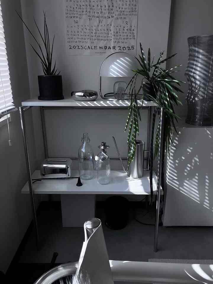 ディスプレイコーナー

#ダイニング　#ディスプレイ棚　#ikea #ikeahack #無機質　#無機質インテリア　#観葉植物　#フェイクグリーン　