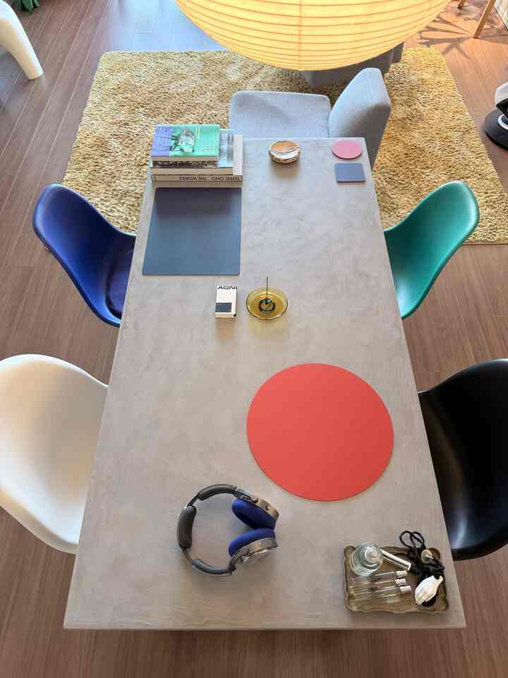 椅子の個性も、置いてあるものも、
全部まとめて“今の自分”。

#Ohouse #ダイニングインテリア #カラフルインテリア
#ミッドセンチュリー #AKARI #イームズチェア
#余白のある暮らし #インテリア好き
#世界観 #丁寧な暮らし