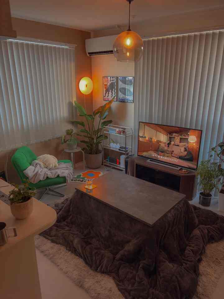 間接照明はオレンジが好み🧡

多いほど雰囲気出そうなので
もっと増やしていきたい💡

#間接照明
#賃貸リビング
#賃貸2人暮らし
#8畳リビング
#観葉植物
#アートポスター
#こたつ
#こたつテーブル
#こたつ布団