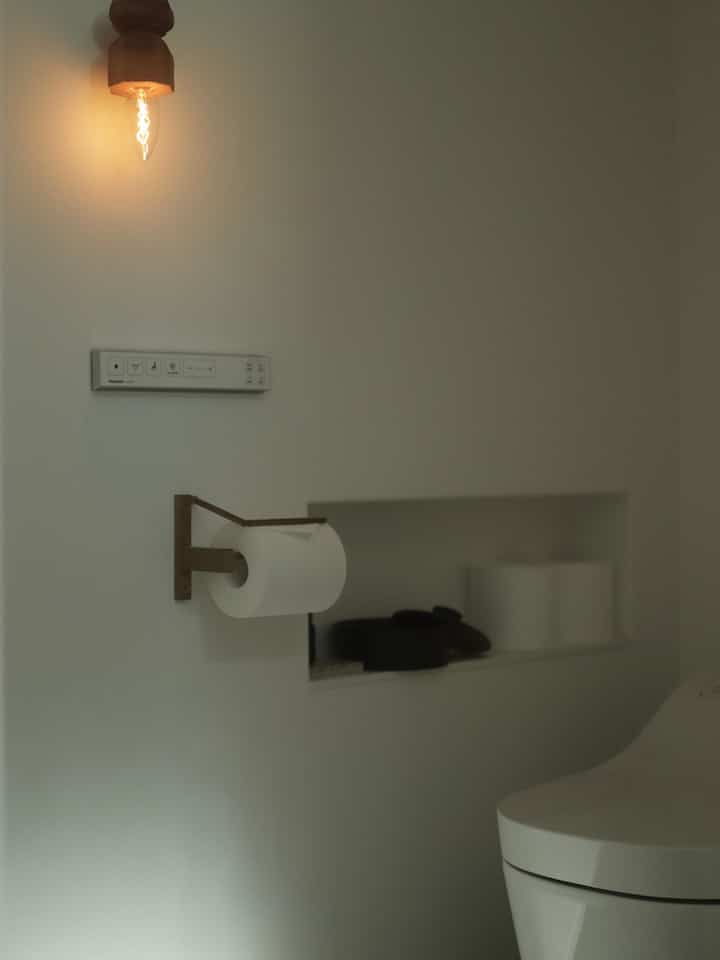 ぼーっとできるトイレ
┈┈┈
　
視線が行くのはヴィンテージのライトになるように、その他はあまり目立たないように組み合わせました。

ストーンディフューザーを置いて、入るついでに垂らせば毎回ふわっと良い香りです。
　
#handmhome #トイレ