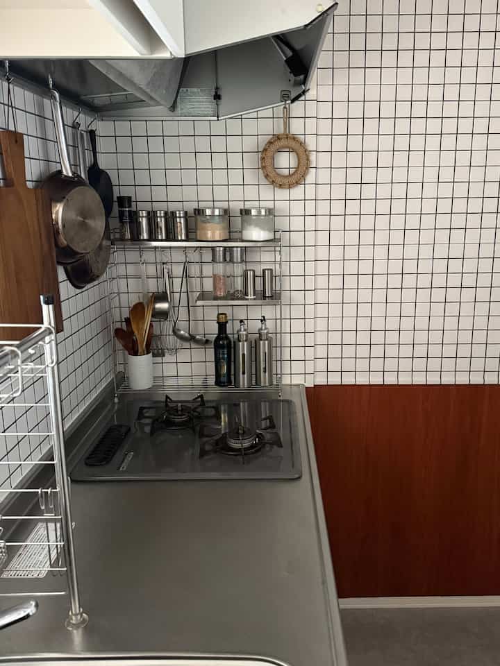 久しぶりのキッチン
壁紙屋本舗のEASY WALL TAPEでDIYしました

調味料入れはDAISO、Seria、IKEAなどで揃えてます

#キッチン　#賃貸キッチン　#ステンレスラック　#DIY
