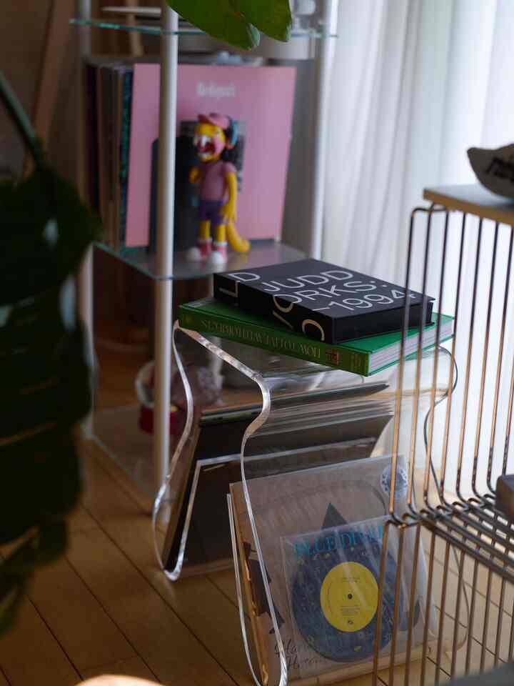 透明素材のスツールと収納アイテムが配置された一人暮らし向けのモダンな空間